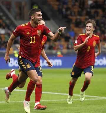 0-2. Ferrán Torres celebra el segundo gol.