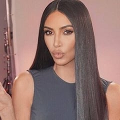 Kim Kardashian impacta al mostrar sus dientes cubiertos de diamantes
