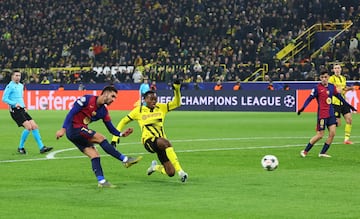 2-3. Contragolpe del Barcelona tras un error del Borussia de Dortmund. Lamine Yamal asiste al espacio a Ferran Torres, se interna en el rea y dispara cruzado para superar a Gregor Kobel.