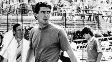 Manuel Pellegrini dirigió dos clásicos por la U en 1988, con un empate y una derrota. Por la UC estuvo en la banca en cinco encuentros, con dos triunfos, un empate y dos caídas entre 1994 y 1996.