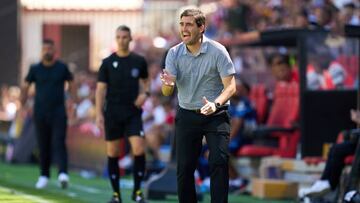 Iraola frente al Valencia.