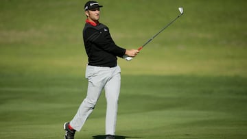 Jon Rahm golpea la bola durante la última jornada del AT&T Pebble Beach Pro-Am en Pebble Beach, California.