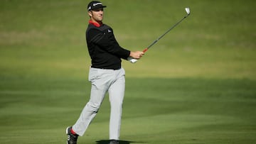 Jon Rahm golpea la bola durante la &uacute;ltima jornada del AT&amp;T Pebble Beach Pro-Am en Pebble Beach, California.