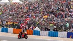 M&aacute;rquez luce su bandera delante de las gradas del Jerez.