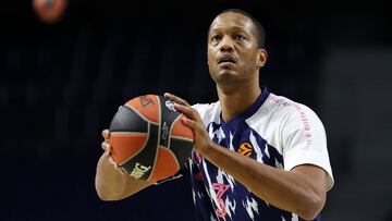 Anthony Randolph, ala-p&iacute;vot del Madrid, lanza antes de un partido de la Euroliga.