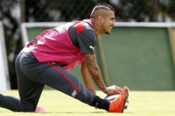 Ya instalados en Belo Horizonte, en la pr&aacute;ctica abierta al p&uacute;blico por disposici&oacute;n FIFA, Arturo Vidal mostr&oacute; un notorio vendaje en su rodilla derecha. Fue la primera y &uacute;nica vez que el volante entrenar&iacute;a con pantalones cortos en una pr&aacute;ctica abierta. De ah&iacute; en m&aacute;s, siempre con buzo.