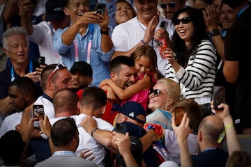 Djokovic, abrazándose con su familia.