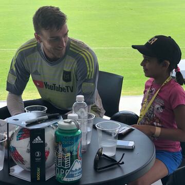 Arianna pudo compartir un momento muy emotivo con el portero titular de LAFC gracias a Kicks Childhood Cancer.