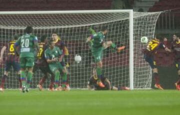 0-1. Vyntra remata de cabeza un saque de esquina a la espalda de Sergi Roberto que anota en propia puerta.