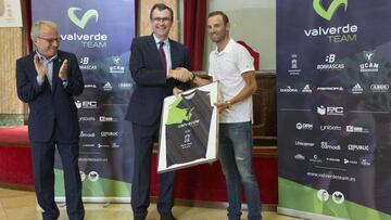 GRA399. MURCIA, 15/06/2017.- El ciclista murciano Alejandro Valverde (d) entrega un maillot al alcalde de Murcia, Jose Ballesta (c), hoy en el acto de presentación de los equipos ciclistas júnior y cadete 'Valverde Team', en el salón de Plenos del Ayuntamiento. EFE/Marcial Guillén