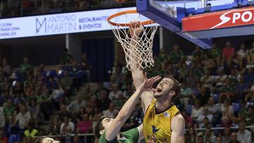 Aaron Doornekamp trata de anotar ante la defensa de Carlos Suárez.