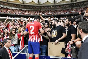 Godín recibió el homenaje de su hinchada. Le pasó el brazalete a Koke y Luiz Pereira le dio una placa con sus partidos de rojiblanco.