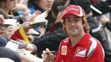 <b>UN ÍDOLO EN ORIENTE. </b>Fernando Alonso, año tras año, firma muchísimos autógrafos a los aficionados de China, Japón y Corea.
