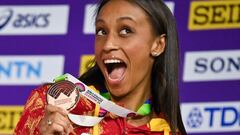 Ana Peleteiro celebra su medalla de bronce en el podio de Glasgow.