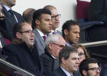 Neymar y Rafinha en la grada del Camp Nou.