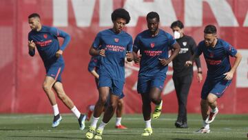 Koundé, en primer plano y En Nesyri, a la izquierda.