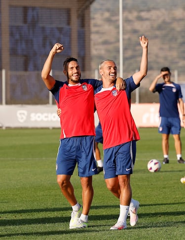 Buen ambiente durante el entrenamiento del Atlético de Madrid.