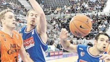 <b>DERBY SIN CALOR. </b>A falta de 8:44 para el descanso, las gradas seguían estando semivacías.