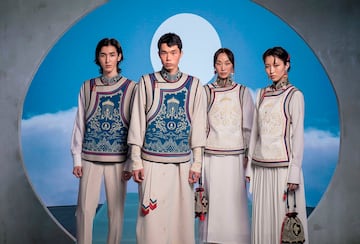 Creados por Michel & Amazonka, se inspiraron en la túnica tradicional de Mongolia llamada Deel, cada uniforme tiene 20 horas de trabajo.