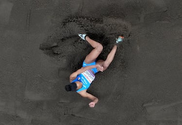 Larissa Iapichino de Italia en acción durante la clasificación de salto de longitud femenino.