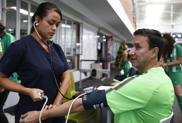 Los periodistas de Medellín se realizaron exámenes médicos e hicieron trabajos de gimnasio como si fueran un jugador verde. Después disputaron un partido en la sede deportiva.