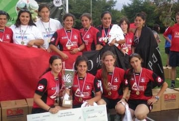 Christiane Endler (arriba, tercera de izquierda a derecha) en una premiación de Canallas, su club de liga.