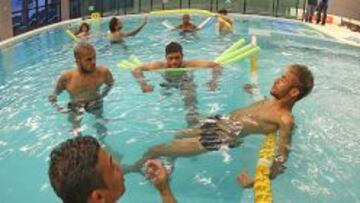 EN LA PISCINA. Está siendo habitual durante el Mundial ver a los jugadores de Brasil recuperándose en la piscina.