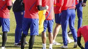 <b>TRABAJO. </b>El Mono Burgos reparte petos a los jugadores bajo la atenta mirada de Simeone.