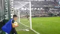 Quintero estuvo a punto de hacerlo de nuevo: tiro libre para reventar el travesaño