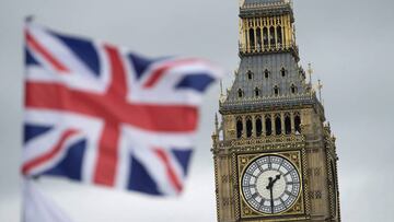 Una bandera brit&aacute;nica ondea junto al Big Ben de Londres.