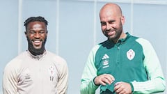 El entrenador Claudio Giráldez junto al futbolista Jonathan Bamba, en un entrenamiento del Celta.