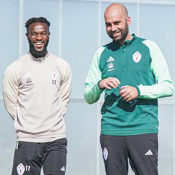 El entrenador Claudio Giráldez junto al futbolista Jonathan Bamba, en un entrenamiento del Celta.