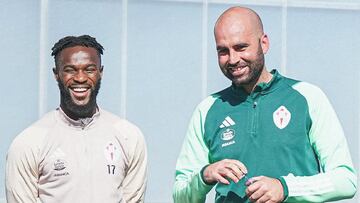 El entrenador Claudio Giráldez junto al futbolista Jonathan Bamba, en un entrenamiento del Celta.