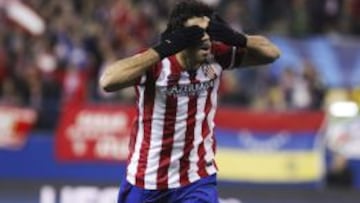 El delantero del Atlético de Madrid, Diego Costa (c) celebra el gol marcado ante el Milan