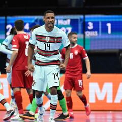 Portugal solventa el susto inicial de una aguerrida Serbia