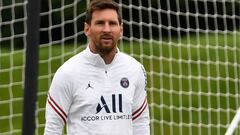 Paris Saint-Germain&#039;s Argentinian forward Lionel Messi takes part in a training session at the Camp des Loges Paris Saint-Germain football club&#039;s training ground in Saint-Germain-en-Laye, west of Paris on August 19, 2021. (Photo by BERTRAND GUAY