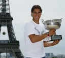 Nadal posó con su noveno Roland Garros y la Torre Eiffel