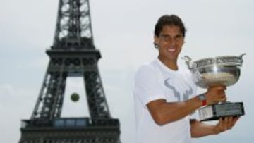 Nadal posó con su noveno Roland Garros y la Torre Eiffel