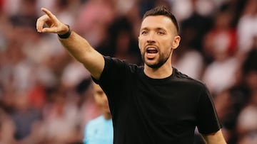Farioli da ¨®rdenes durante un partido del Ajax.