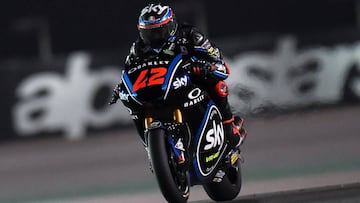 EPA9211. DOHA (CATAR), 16/03/2018.- El piloto italiano del equipo SKY Racing Team VR46 de Moto2, Francesco Bagnaia, en acción durante los entrenamientos libres en el Circuito Internacional de Losail, en Doha, Catar, el 16 de marzo del 2018. EFE/Noushad Thekkail