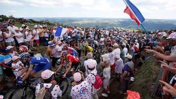 Cycling - Tour de France - The 170.5-km Stage 9 from Saint-Etienne to Brioude - July 14, 2019 - The peloton, with Deceuninck-Quick Step rider Julian Alaphilippe of France wearing the overall leader&#039;s yellow jersey, in action. REUTERS/Christian Hartma