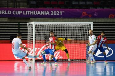 Adolfo lidera el gran debut de Espa?a en el Mundial