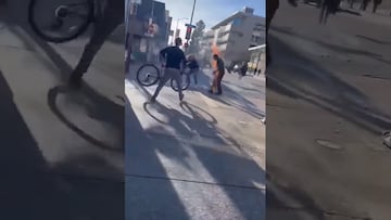 Vídeo: Un señor se estaba incendiando y otro reacciona aventándole una bicicleta para apagarlo