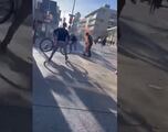 Vídeo: Un señor se estaba incendiando y otro reacciona aventándole una bicicleta para apagarlo