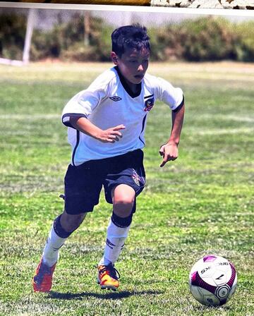 El futbolista luego partió a Coquimbo Unido, club donde logró debutar profesionalmente en 2018 tras llegar a prueba al norte del país. "Me fui con una carpa, un colchón inflable y nos quedamos en el patio de mis tíos", indicó en conversación con AS.