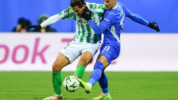 Mlada Boleslav (Czech Republic), 28/11/2024.- Ricardo Rodriguez of Betis (L) in action against Dominik Kostka of Mlada Boleslav (R) during the UEFA Europa Conference League match between Mlada Boleslav and Real Betis in Mlada Boleslav, Czech Republic, 28 November 2024. (República Checa) EFE/EPA/MARTIN DIVISEK