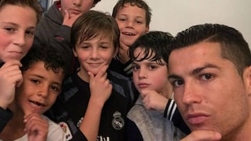 Cristiano repite con niños su pose del segundo gol al Atleti