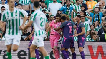 El portero del Español, Joan García, es felicitado por sus compañeros tras detener un penalti durante el partido de LaLiga en Primera División ante el Real Betis en el Benito Villamarín.