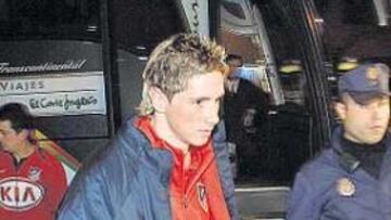 <b>CAMBIO DE LOOK. </b>Fernando Torres llegó anoche a Zaragoza luciendo una nueva imagen, con el pelo mucho más corto. La expedición rojiblanca se hospedará en el Meliá Zaragoza.