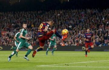 Sandro Ramirez pasa a Luis Suárez.